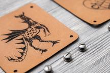 Set de designer avec étiquettes en cuir synthétique « Dragon/Chauve-souris » - Article n° 8107