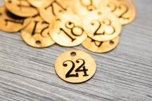 Pendentifs pour calendrier de l’avent avec des numéros handletter de 1 à 24 - Article n° 8307