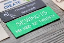 Étiquette textile verte Cottonera Nova avec texte « SEWING IS MY KIND OF THERAPY » - Article n° 3002