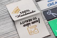 Étiquette textile Flexinera à pli central avec texte « 100% Handmade » - Article n° 3002
