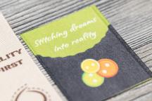 Étiquette Satinera avec motif de boutons et texte « Stitching dreams into reality » - Article n° 3002