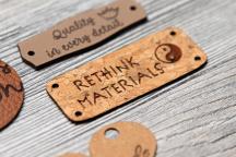 Étiquette en liège avec gravure laser « RETHINK MATERIALS » - Article n° 3003