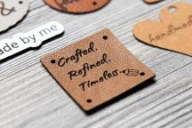Étiquette marron en similicuir avec gravure laser « Crafted. Refined. Timeless. » - Article n° 3003