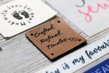 Étiquette marron en similicuir avec gravure laser « Crafted. Refined. Timeless. » - Article n° 3007