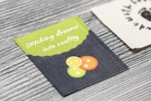 Étiquette Satinera avec motif de boutons et texte « Stitching dreams into reality » - Article n° 3007