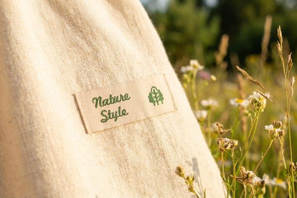 Étiquette coton naturelle sur sac textile