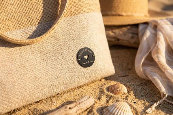 Étiquette ronde en acier sur sac en jute avec cœur découpé