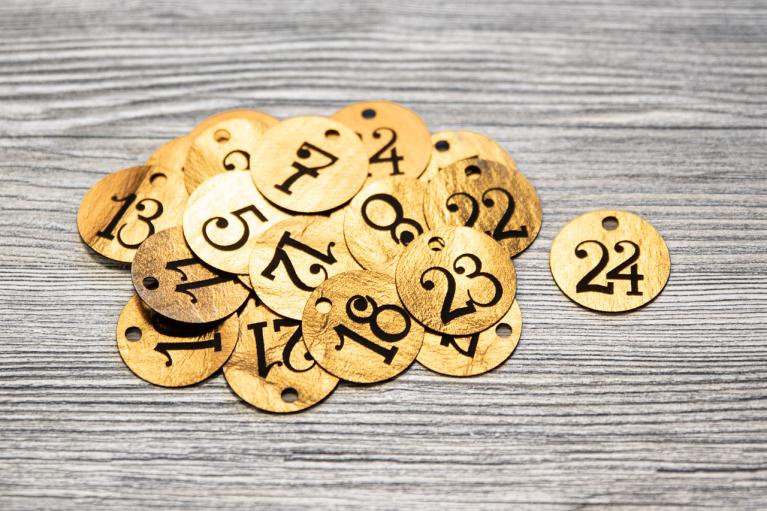Pendentifs pour calendrier de l’avent avec des numéros handletter de 1 à 24 (or) - Article n° 8307