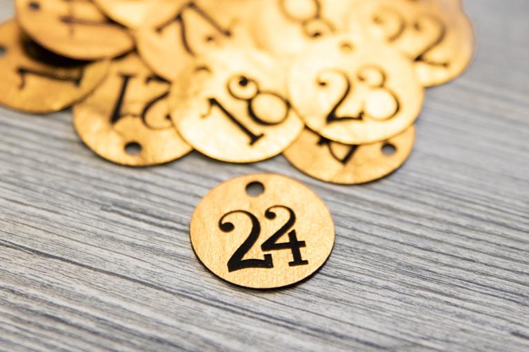 Pendentifs pour calendrier de l’avent avec des numéros handletter de 1 à 24 - Article n° 8307
