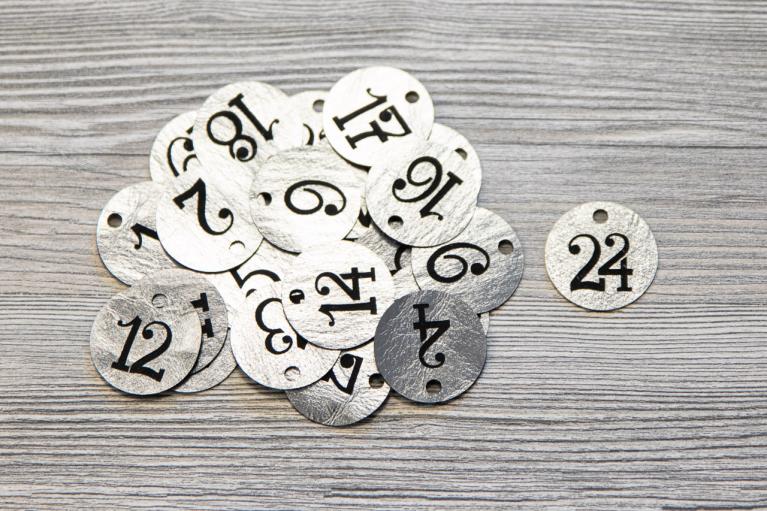 Pendentifs pour calendrier de l’avent avec des numéros handletter de 1 à 24 (argent) - Article n° 8307