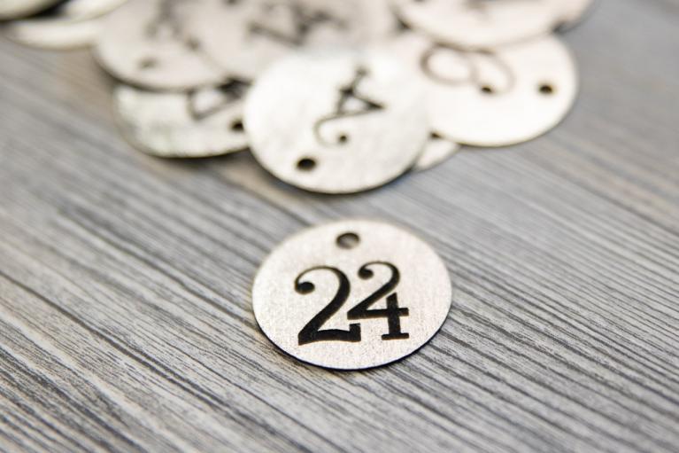 Pendentifs pour calendrier de l’avent avec des numéros handletter de 1 à 24 - Article n° 8307