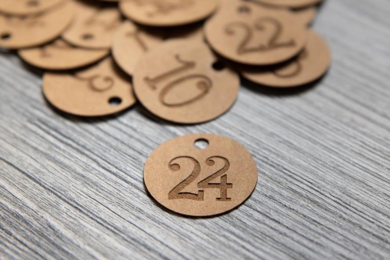 Pendentifs pour calendrier de l’avent avec des numéros handletter de 1 à 24 - Article n° 8307