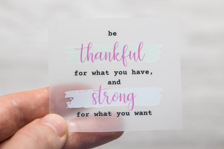 Motif thermocollant de créateur « be thankful... » signé Unikati – Bag Design (Article n° 9401)