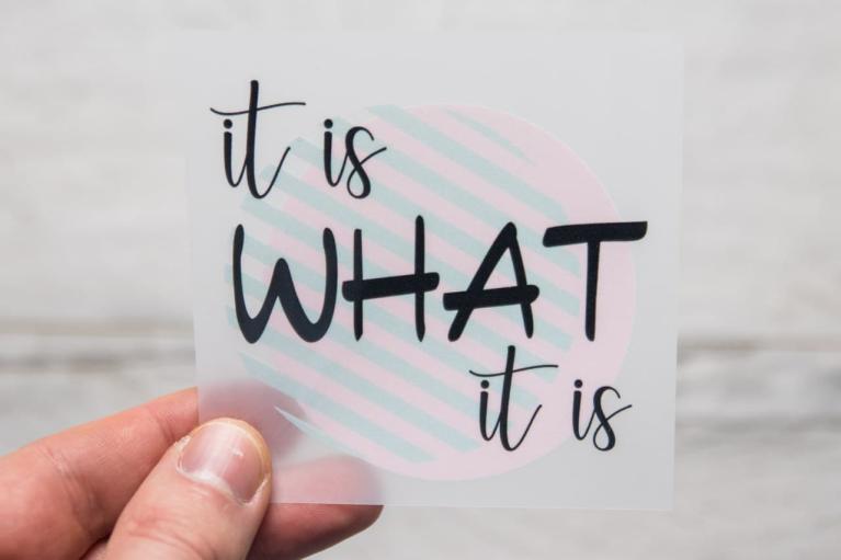 Motif thermocollant de créateur « it is WHAT it is » signé Unikati – Bag Design (Article n° 9404)
