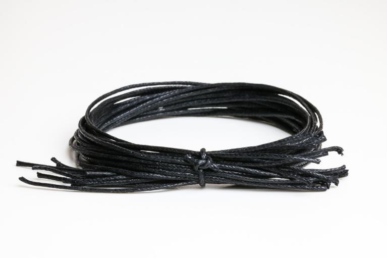 Cordelettes noires, cirées, Ø 1 mm, longueur 25 cm (Article n° 883)